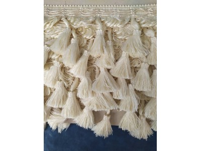 Ресни с пискюли цвят крем